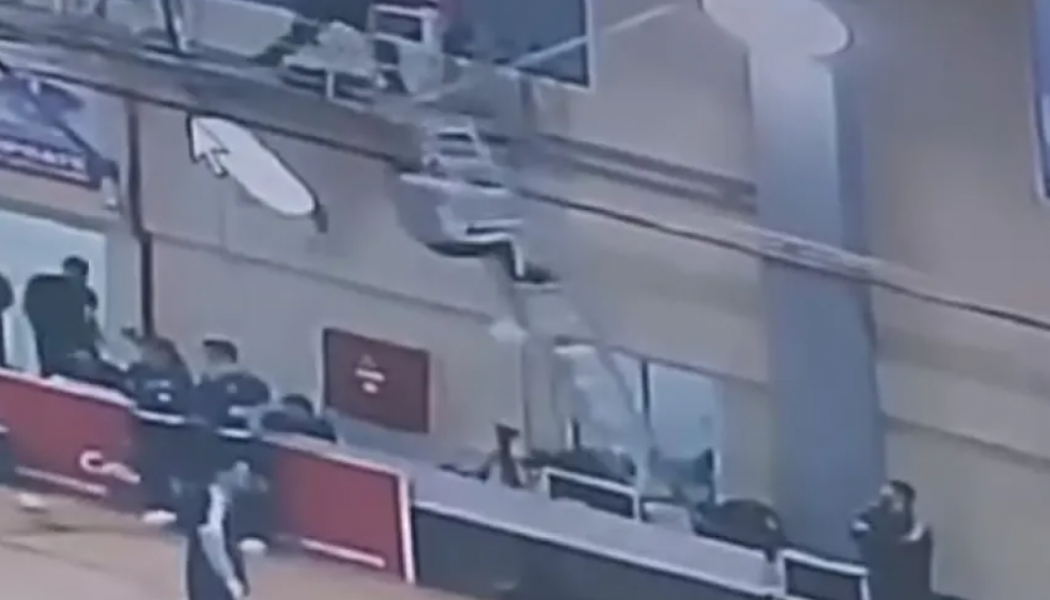 Δημοσιογράφος έπεσε από σκάλα γυμναστηρίου και σώθηκε από "θαύμα" (BINTEO)