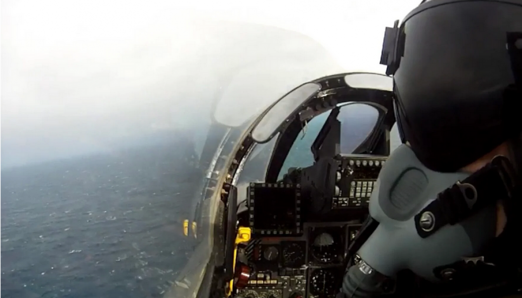 Ανδραβίδα: Καρέ-καρέ η μοιραία άσκηση των F-4 Phantom - Πώς και γιατί το μαχητικό έπεσε στη θάλασσα 