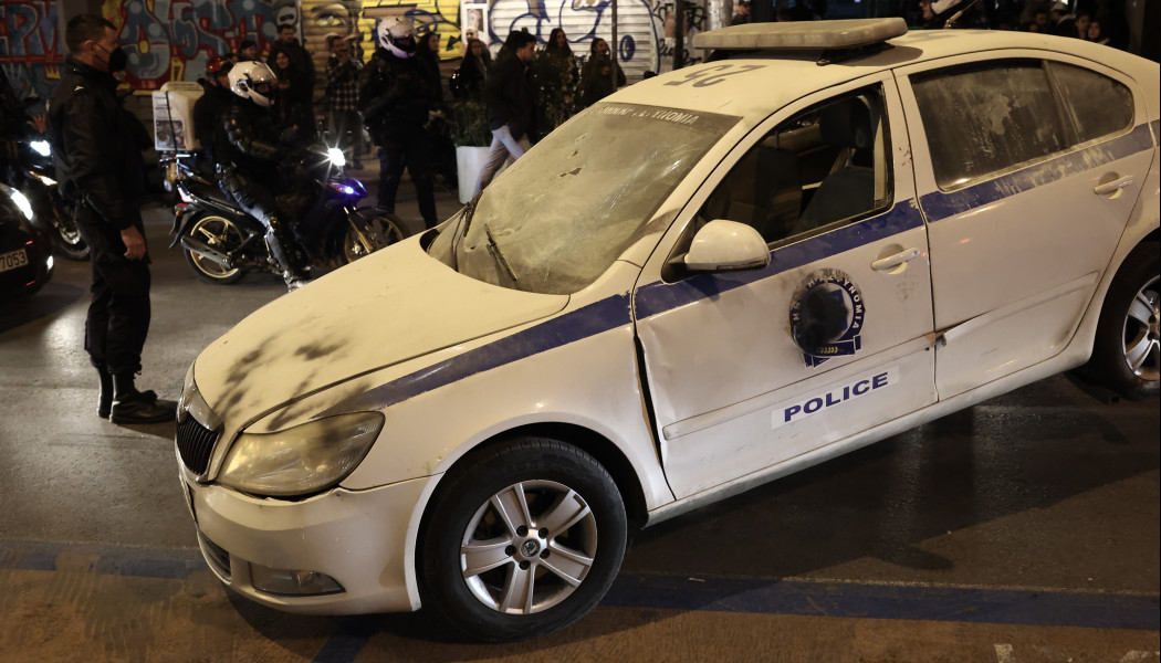 Σκηνές σοκ στο Μοναστηράκι - Έκαψαν περιπολικό - Τραυματίστηκαν δύο αστυνομικοί (ΦΩΤΟ)