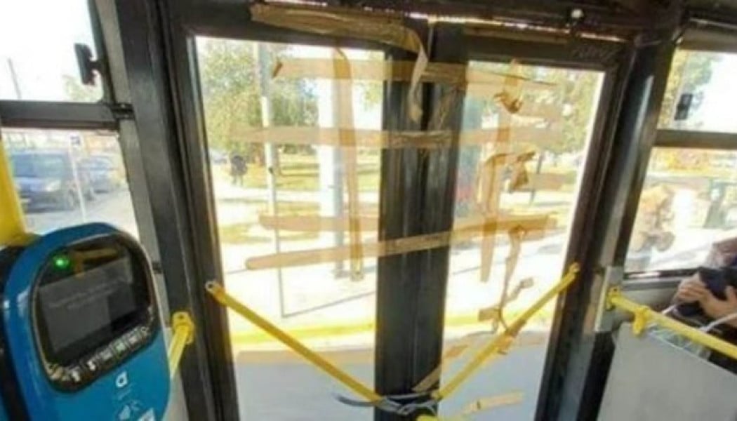 Δρομολόγιο "τρόμου" Βούλα-Πειραιάς – Ξεκόλλησε πόρτα από εν κινήσει λεωφορείο της ΟΣΥ! (ΦΩΤΟ)