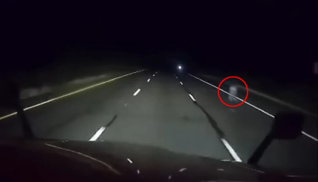 Βίντεο φρίκη: Η ανατριχιαστική μορφή που κατέγραψε φορτηγατζής σε αυτοκινητόδρομο - Δείτε το!