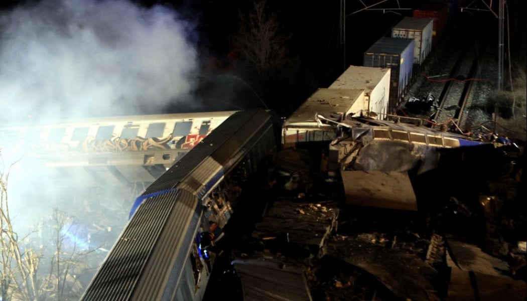 Ανατριχιαστικό! Νέο βίντεο από το φλεγόμενο τρένο στα Τέμπη λίγο μετά τη σύγκρουση (ΒΙΝΤΕΟ)