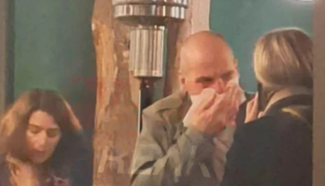 Βίντεο ντοκουμέντο από την επίθεση στον Βαρουφάκη - Η στιγμή που οι αναρχικοί τον σπρώχνουν έξω από το εστιατόριο