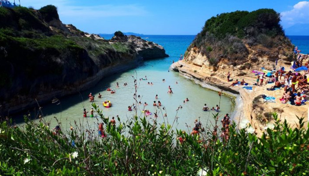 Ζεστά νερά όλο το χρόνο, ποτέ κύμα: Η ξακουστή ελληνική παραλία που αποκαλούν «αριστούργημα της φύσης» (ΦΩΤΟ)