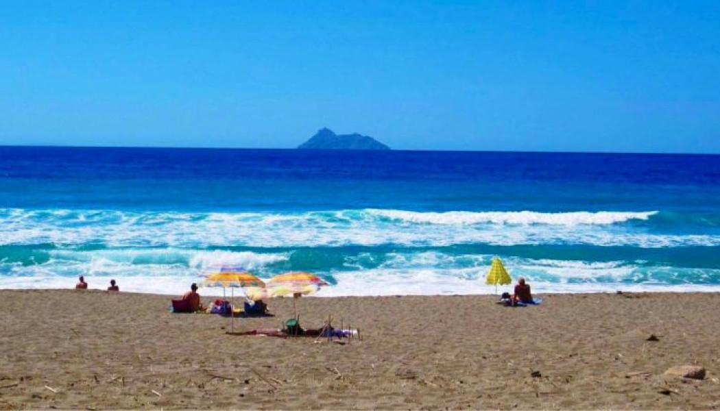 Άγρια ομορφιά, παράδεισος γυμνιστών: Η ελληνική παραλία με τα τεράστια κύματα που όταν αγριεύει δεν αστειεύεται (ΦΩΤΟ)
