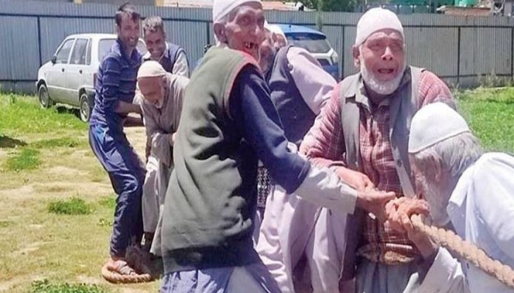 Φοβεροί παππούδες στο Κασμίρ! Αγωνίζονται στη διελκυστίνδα και ξανανιώνουν