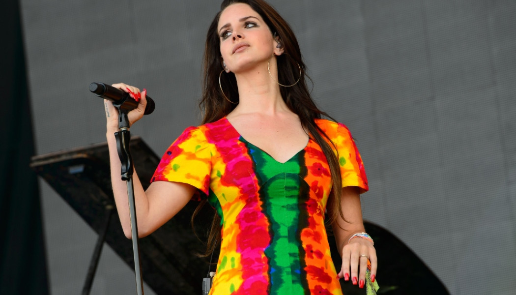 Χωρίς ρετούς, απόλυτα plus size: Η Lana Del Rey φωτογραφίζεται με θαυμάστριά της και κλείνει στόματα με τη νέα της εικόνα (pic)