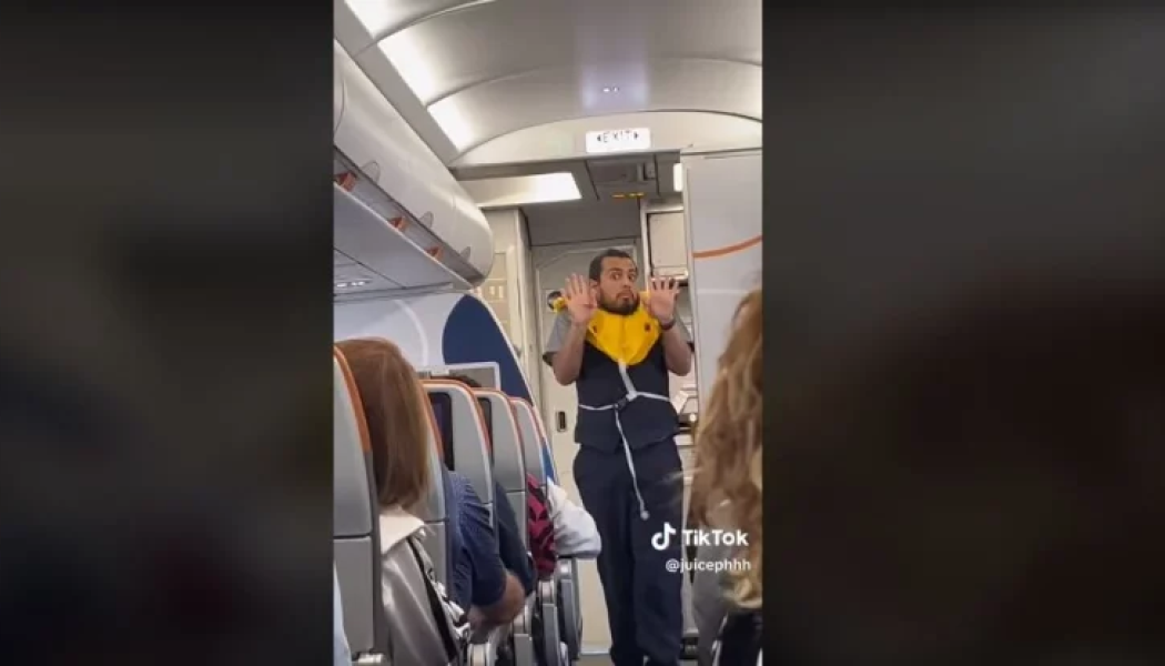 Επικό βίντεο: Ο αεροσυνοδός που έγινε viral στο TikTok - Δείτε για ποιο λόγο!
