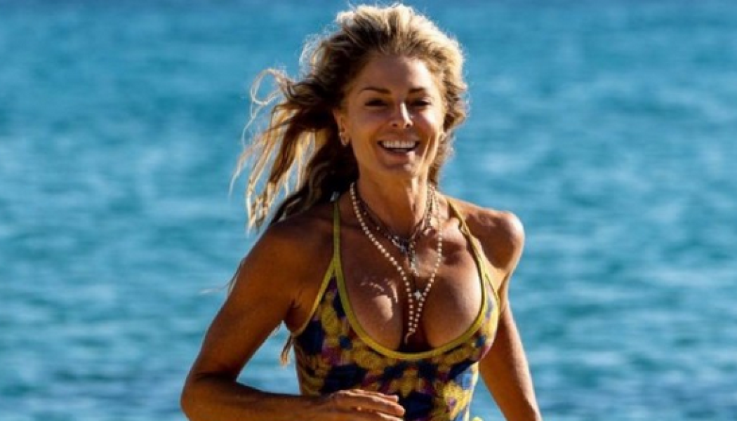 Η Κατερίνα Λάσπα ποζάρει topless στην παραλία και... ξεσηκώνει τους θαυμαστές της! (ΦΩΤΟ - ΒΙΝΤΕΟ)