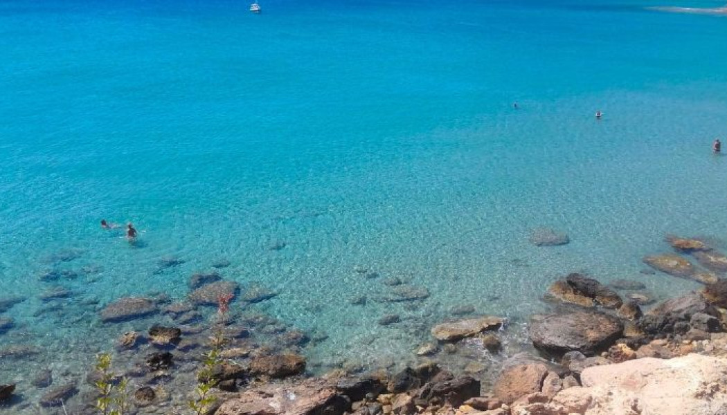 Χωρίς ρεύμα και σήμα: Το ελληνικό νησί της πρωτόγονης ομορφιάς που έχει 1 ταβέρνα με θεϊκό φαγητό (ΦΩΤΟ)