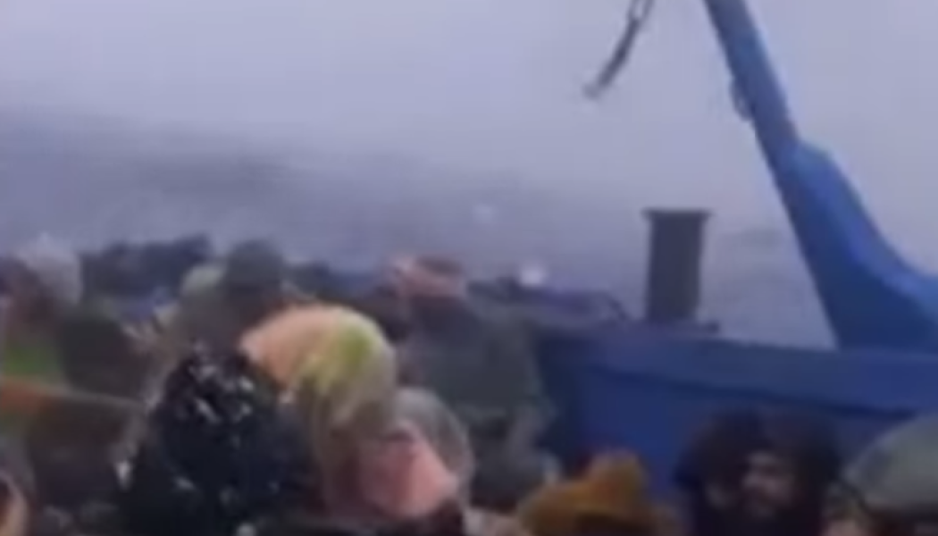 Συγκλονιστικό: Μετανάστες "παλεύουν" με τα κύματα - Βίντεο από το ίδιο "φονικό" αλιευτικό ένα χρόνο πριν