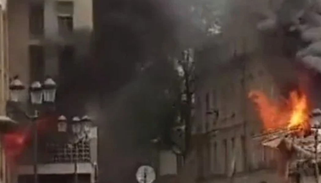 Τρόμος στο Παρίσι - Ισχυρή έκρηξη στο κέντρο της πόλης - Κτίρια στις φλόγες (ΒΙΝΤΕΟ) 
