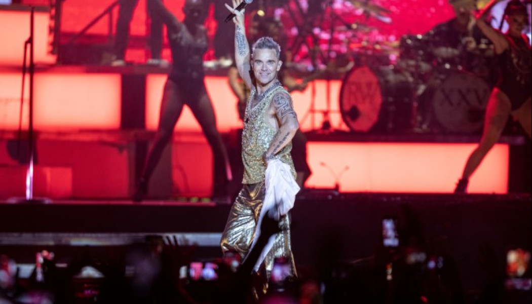 "Χαμός" στη συναυλία του Robbie Williams - Η ατάκα του για τους Έλληνες που προκάλεσε σάλο (ΒΙΝΤΕΟ)