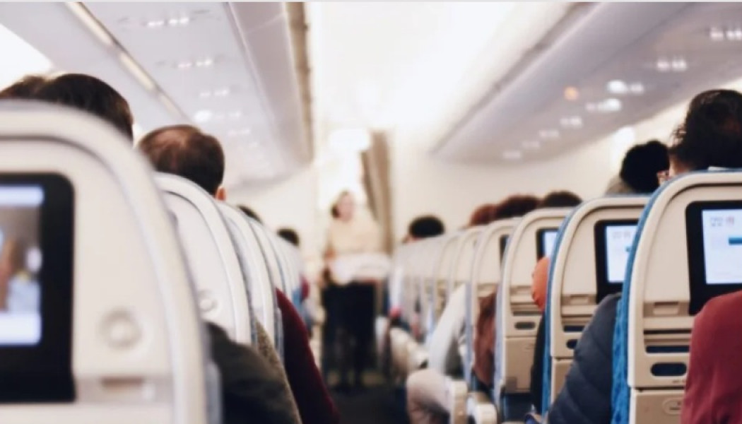 Ηράκλειο: Ανήλικος «θεριακλής» έσπασε καρέκλα όταν του απαγορεύτηκε να καπνίσει μέσα σε αεροπλάνο!
