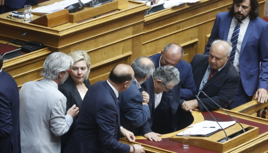 Κατέρρευσε στη Βουλή ο Δημήτρης Κουτσούμπας: Πόνεσε η μέση του ενώ ήταν στο βήμα - Διακοπή της διαδικασίας (vid)