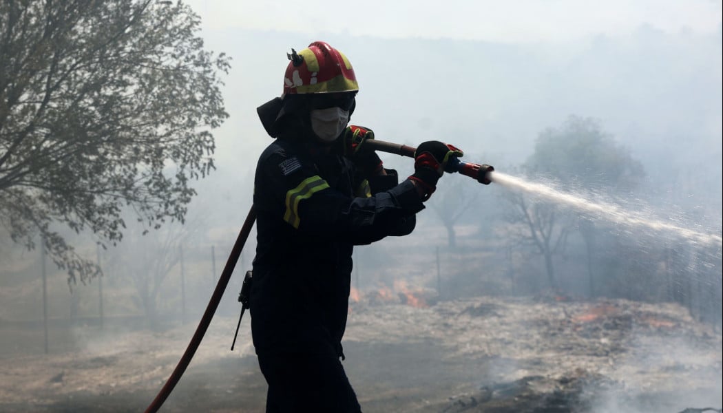 ΕΛΕΟΣ φωτιά ΚΑΙ στα Καλύβια – Μήνυμα του 112 για εκκένωση της Βαλομάνδρας 