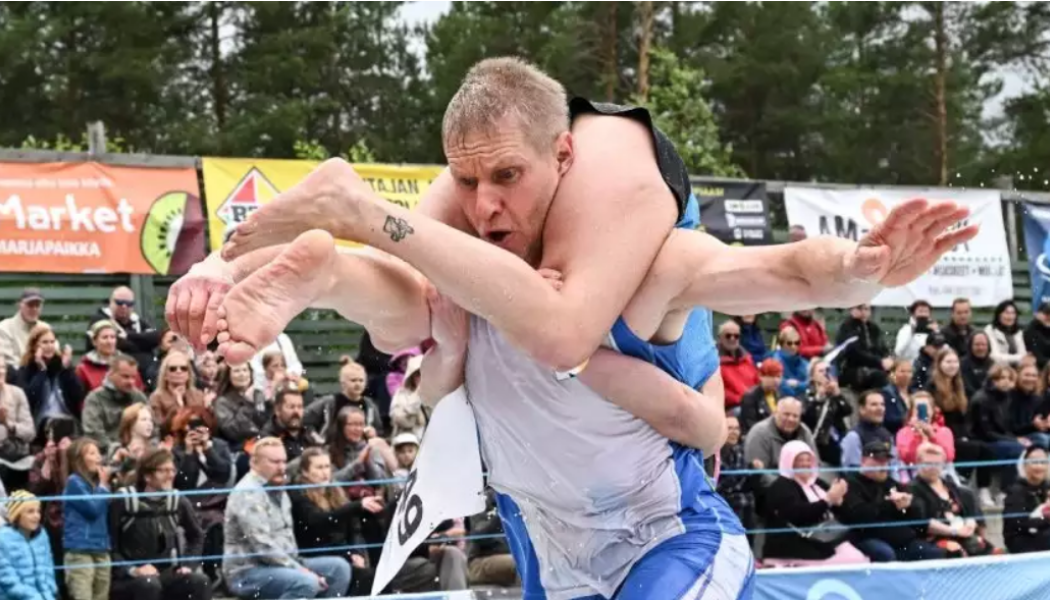 Η τρέλα πάει... στη Φινλανδία - Διοργάνωσαν πρωτάθλημα Κουβαλήματος Συζύγου! (ΒΙΝΤΕΟ)