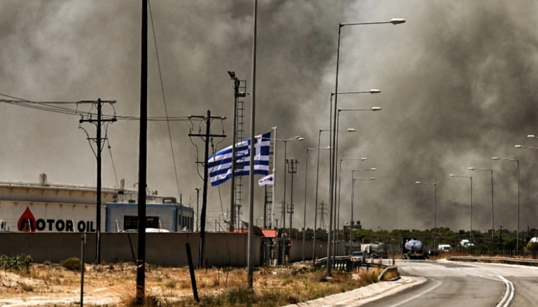 Σε κατάσταση έκτακτης ανάγκης το Λουτράκι - Εκκενώνεται οικοσμός - Κλειστή η Εθνική Οδός Αθηνών – Κορίνθου 
