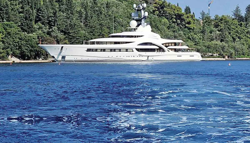 Μεγιστάνας "θάμπωσε" το Ιόνιο - Κόβει βόλτες με superyacht 250 εκατ. ευρώ - Δίνει 400 εκατ. για νησί (ΦΩΤΟ)