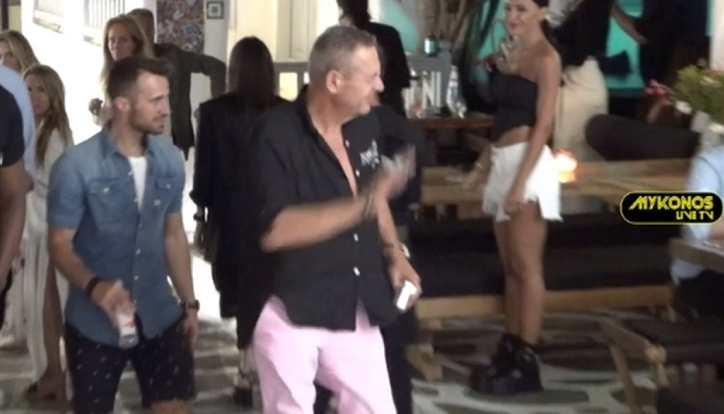 Αγνώριστος ο Πάνος Καμένος, ίδιος ο Νίκος Κοκλώνης στη Μύκονο - Ανοιχτό πουκάμισο και ροζ παντελόνι (Vid)