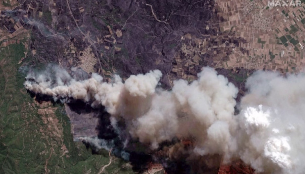 Μεγάλη φωτιά στην Κάρυστο - Εκκενώνονται οικισμοί