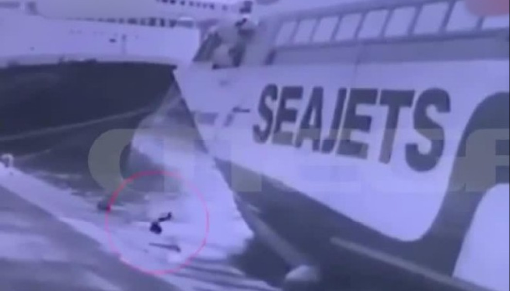 Βίντεο ντοκουμέντο: Η στιγμή που οι δύο ναυτικοί πέφτουν στη θάλασσα