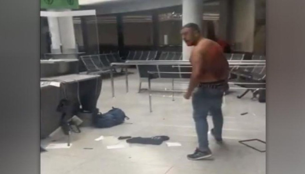 Επιβάτης της Ryanair έβγαλε μπλούζα κι έκανε σμπαράλια το αεροδρόμιο γιατί έχασε την πτήση του (BINTEO)