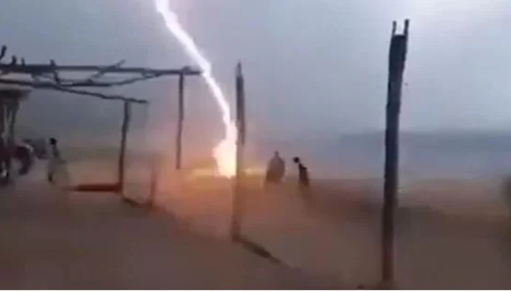 Βίντεο σοκ από το Μεξικό: Κεραυνός χτυπά δύο ανθρώπους σε παραλία και τους σκοτώνει