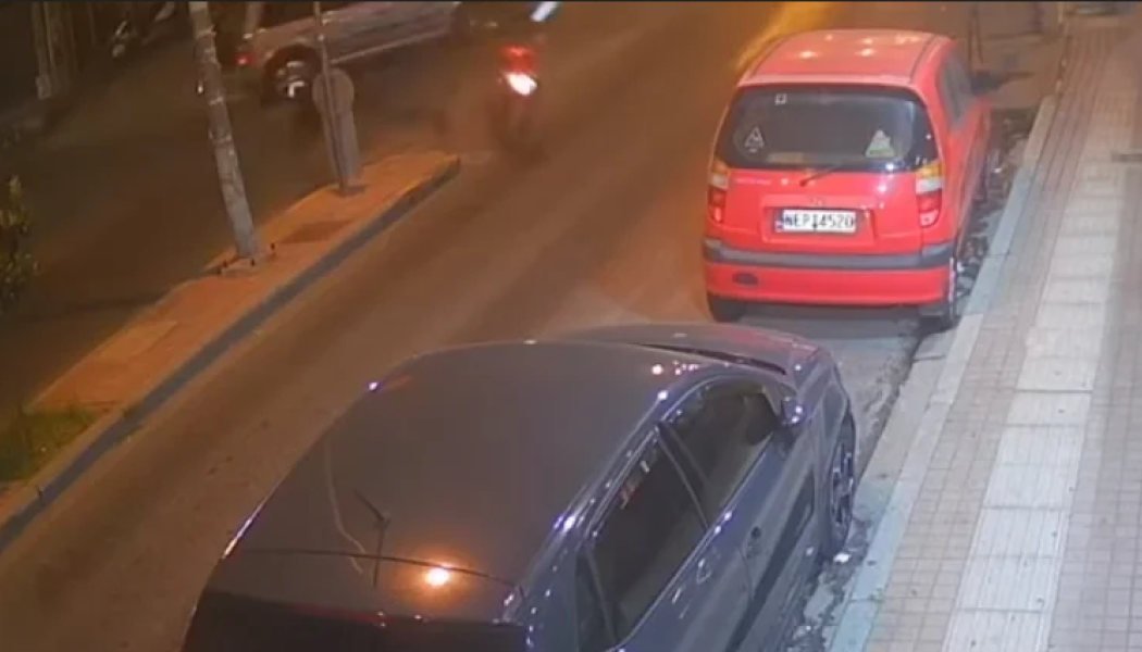 Σοκαριστικό ΒΙΝΤΕΟ από τροχαίο στη Θεσσαλονίκη - Οδηγός αυτοκινήτου χτύπησε και εγκατέλειψε μηχανή