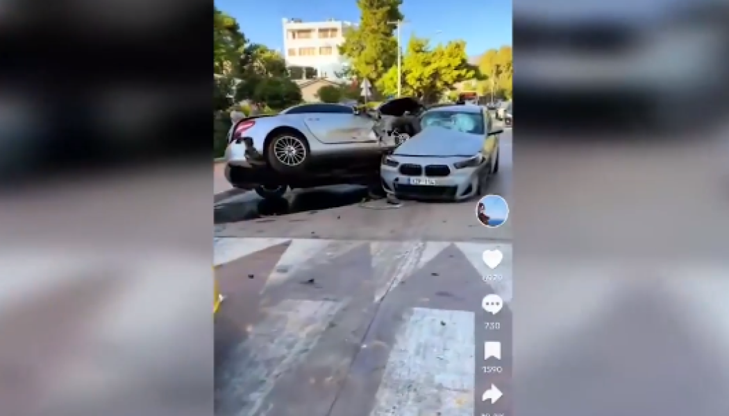 Απίστευτο τροχαίο στη Γλυφάδα: IX εισέβαλε σε πάρκο κι έπεσε σε παρκαρισμένα αυτοκίνητα (pics-vid)
