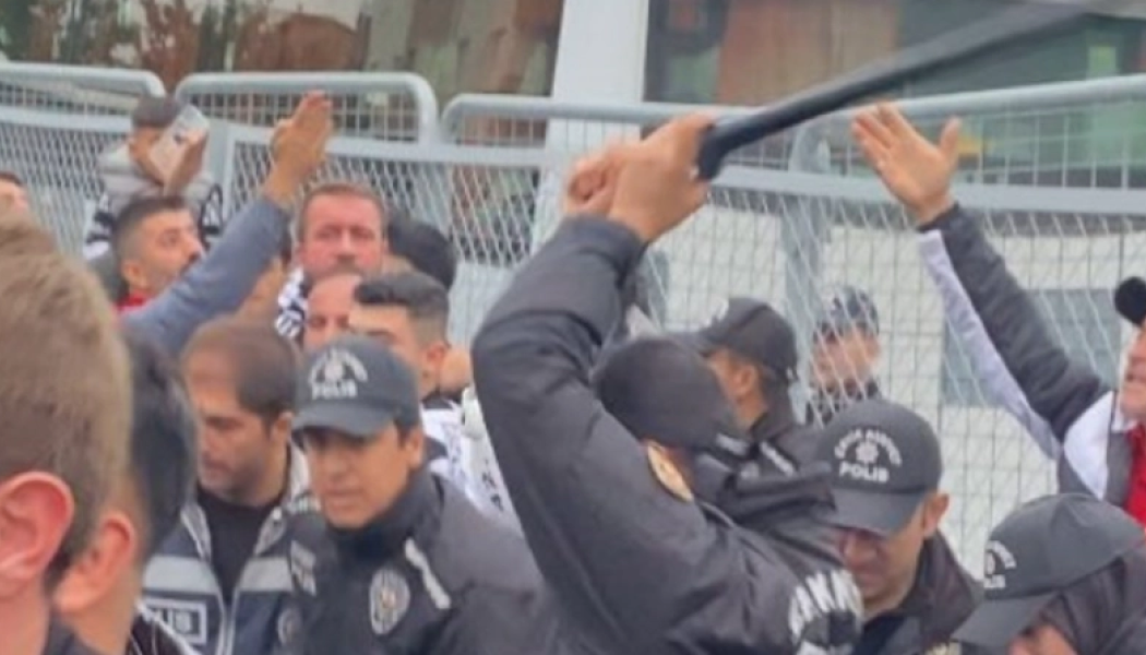 Εικόνες σοκ στην Τουρκία: Αστυνομικός τράβηξε όπλο κατά τη διάρκεια έντασης με οπαδούς! (ΒΙΝΤΕΟ)