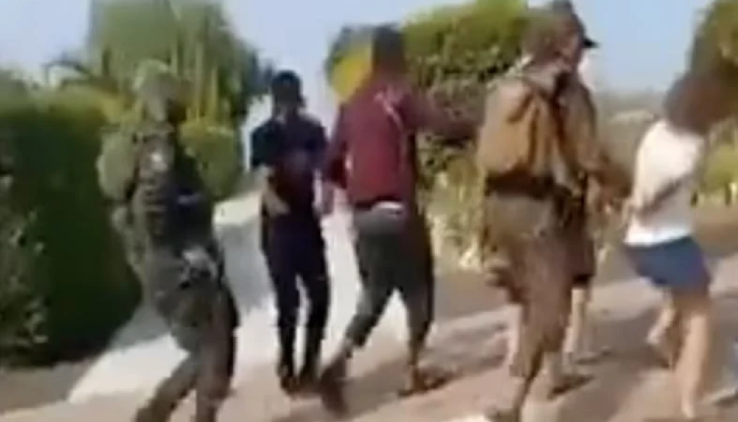 Νέο ανατριχιαστικό βίντεο - Άνδρες της Χαμάς παίρνουν ομήρους 4 Ισραηλινούς και τους εκτελούν 