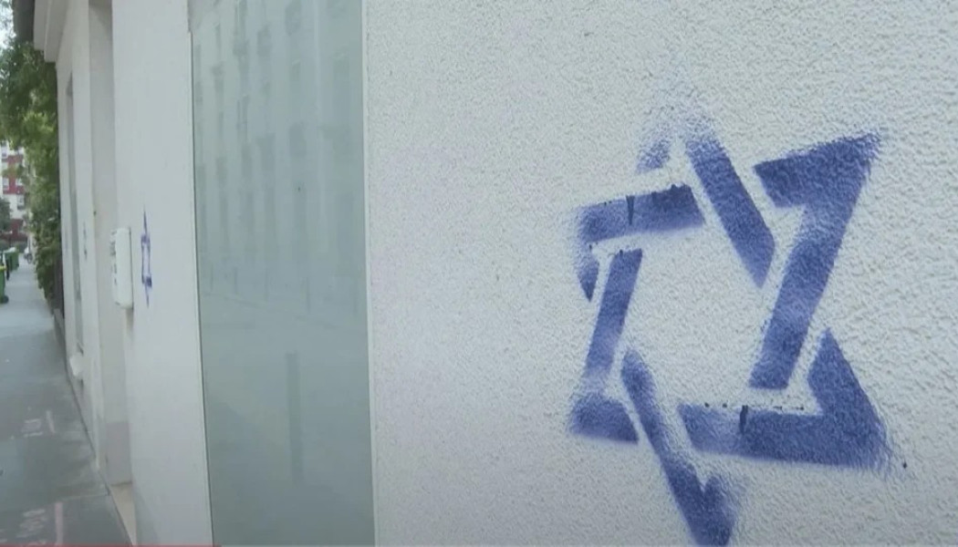 Έργο των ρωσικών μυστικών υπηρεσιών τα γκράφιτι με το Άστρο του Δαβίδ που πλημμύρισαν το Παρίσι