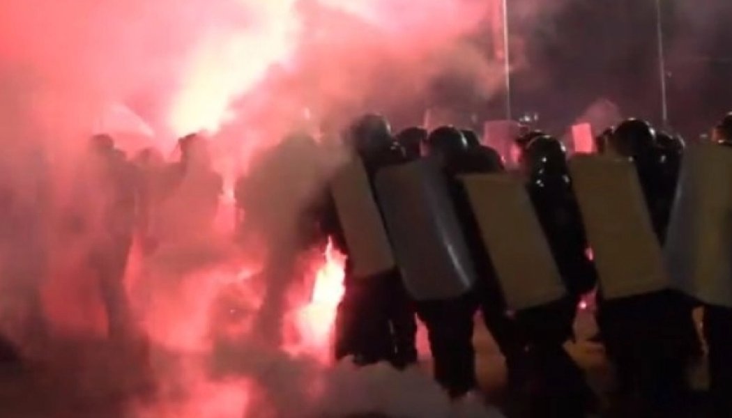Χάος στη Βουλγαρία! Φοβερά επεισόδια με τραυματίες μεταξύ χούλιγκαν και αστυνομίας (ΒΙΝΤΕΟ)