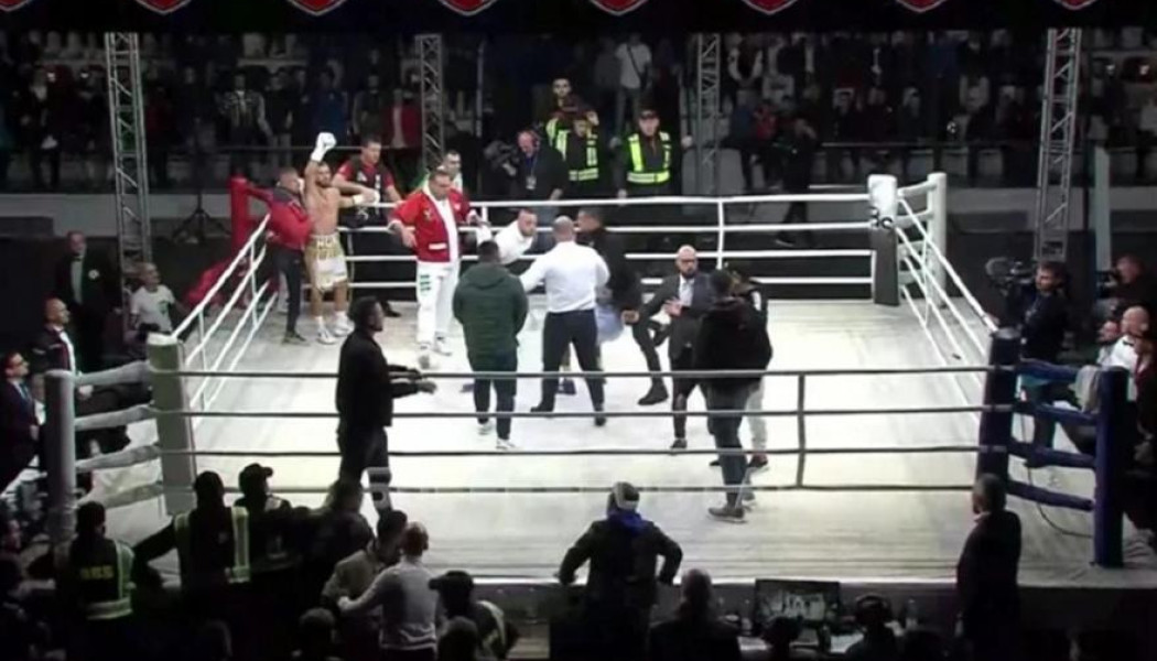 Χάος σε αγώνα μποξ στην Αλβανία - "Ντου" θεατών στο ρινγκ για να χτυπήσουν τον αντίπαλο του συμπατριώτη τους! (Vid)