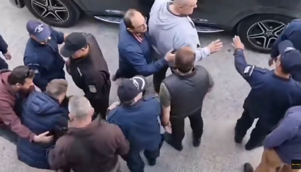 Έξαλλος Κούγιας, τον κρατούσαν 4 - Άγριο "μπινελίκι" σε αξιωματούχο του αγώνα - "Με χτύπησε, παλια@@" (Vid)
