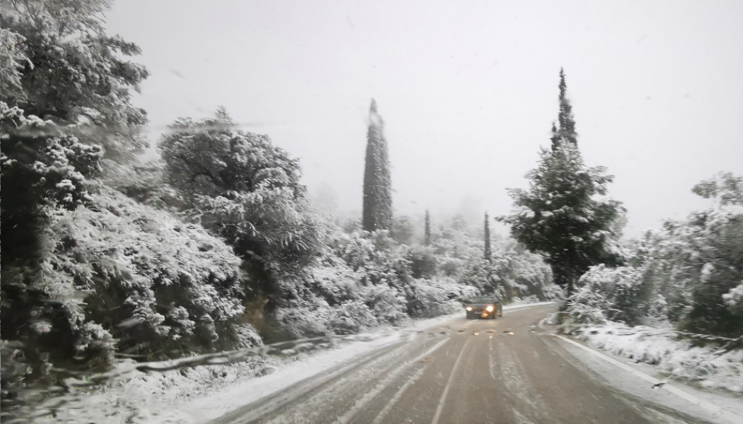 Ντύθηκε στα λευκά η Ελλάδα - Πέφτει μπόλικο χιόνι - Πού χρειάζονται αλυσίδες (ΒΙΝΤΕΟ)