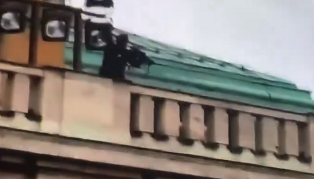Μακελειό στην Πράγα: Η στιγμή που ο δράστης ανοίγει πυρ και πυροβολεί αδιακρίτως (ΒΙΝΤΕΟ)