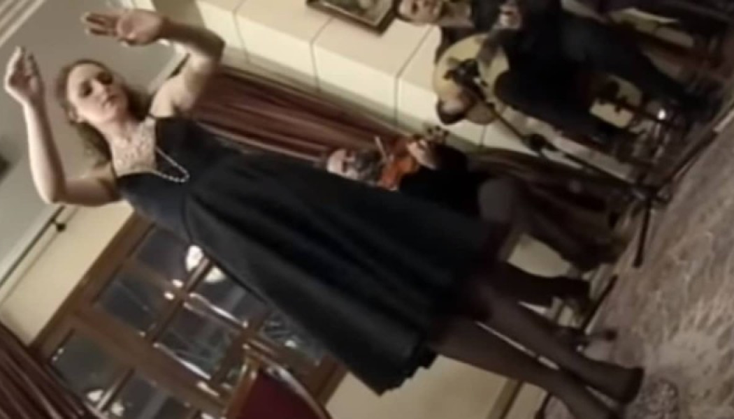 Το τσιφτετέλι της Κρητικιάς Μαρίας χωρίς παπούτσια - Τα "σπάει" στο Youtube - Πάνω από 600.000 προβολές (ΒΙΝΤΕΟ)