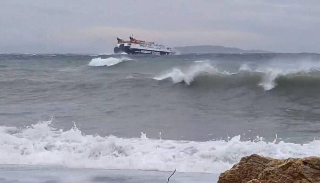 Σκόπελος ΤΩΡΑ: Το Skiathos Express "παλεύει" με τα κύματα έξω από το λιμάνι - Βίντεο που "κόβει την ανάσα"