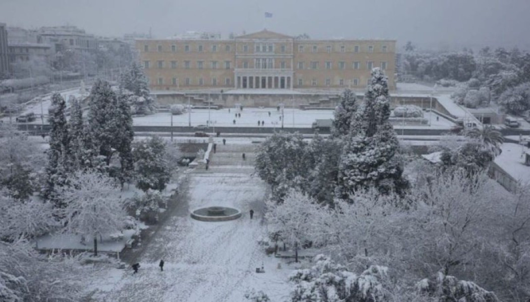 24ωρη λευκή καταιγίδα από τα Μερομήνια - Η μόνη μέρα του χειμώνα που θα δει χιόνι το Σύνταγμα