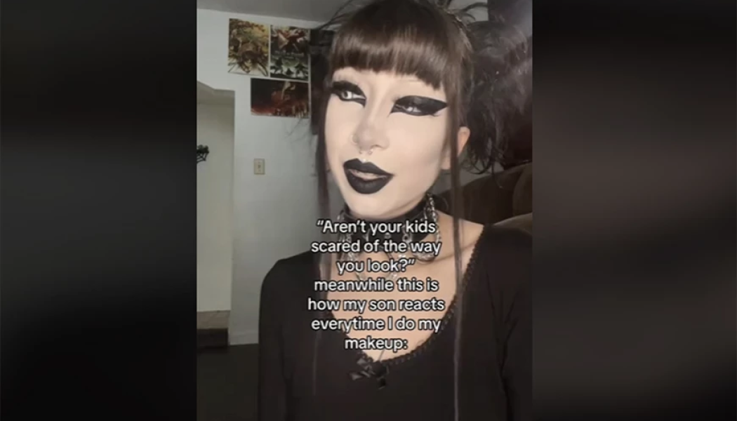 Emo μαμά δέχεται επικρίσεις για το gothic στυλ της - Φοράει σορτσάκια και βάζει έντονο makeup