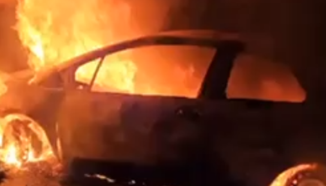 Εκτέλεση στην Μάνδρα: Αποκλειστικό βίντεο με το φλεγόμενο αυτοκίνητο του Χρήστου Γιαλιά