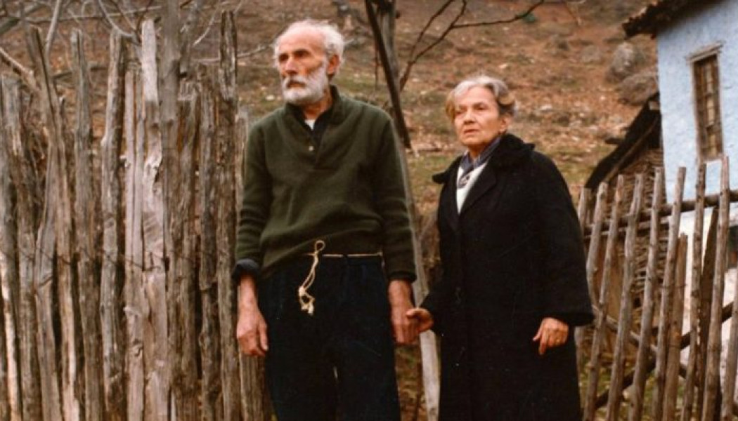 "Μην υπογράψεις κερατά, μην υπογράψεις": Η ευχή και κατάρα που έδωσε στον Μάνο Κατράκη η μητέρα του