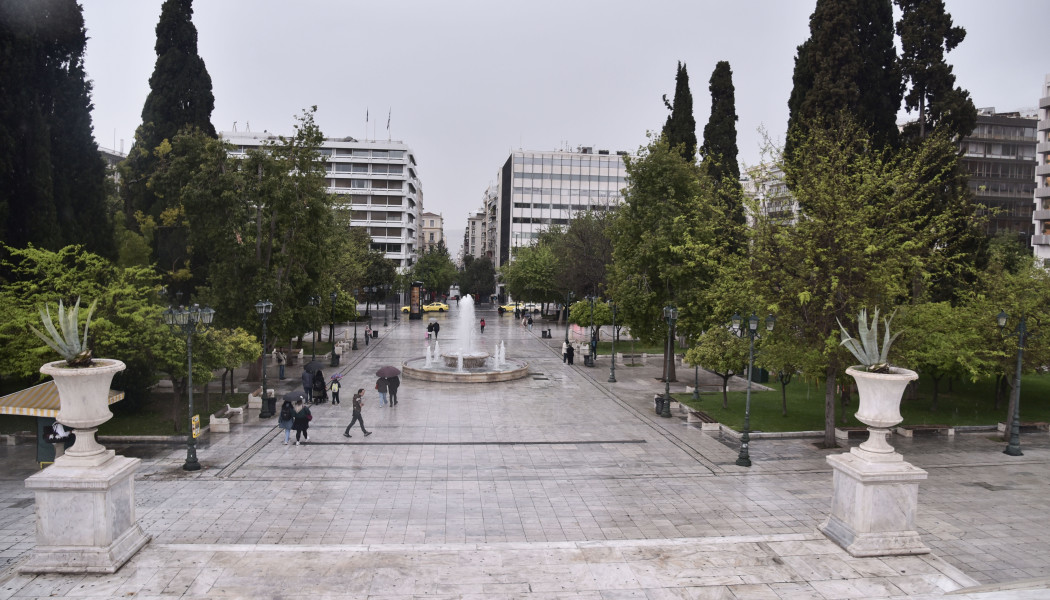 Συναγερμός στην Αθήνα: Επίθεση με μαχαίρι στην Ερμού - Άντρας μαχαίρωσε γυναίκα