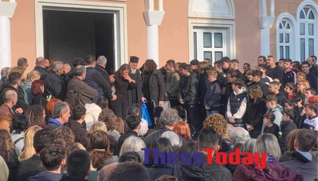 Σπαραγμός στην κηδεία του 15χρονου φιλάθλου του ΠΑΟΚ - "Είναι άδικο!" (ΒΙΝΤΕΟ)