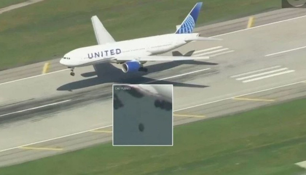 Θρίλερ στον αέρα: Boeing 777 χάνει τροχό εν ώρα πτήση - Η αναγκαστική προσγείωση και η στιγμή της αποκόλλησης (Vid)
