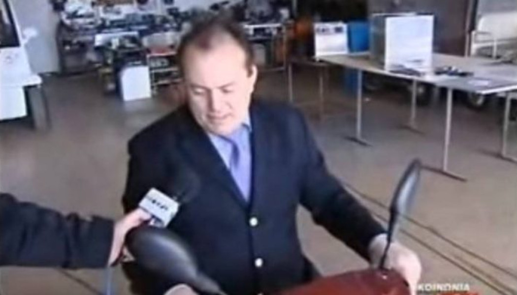 Μηχανάκι με ηλεκτρικό ρεύμα: Η πιο άβολη και ξεκαρδιστική στιγμή στην ιστορία της ελληνικής TV (BINTEO)
