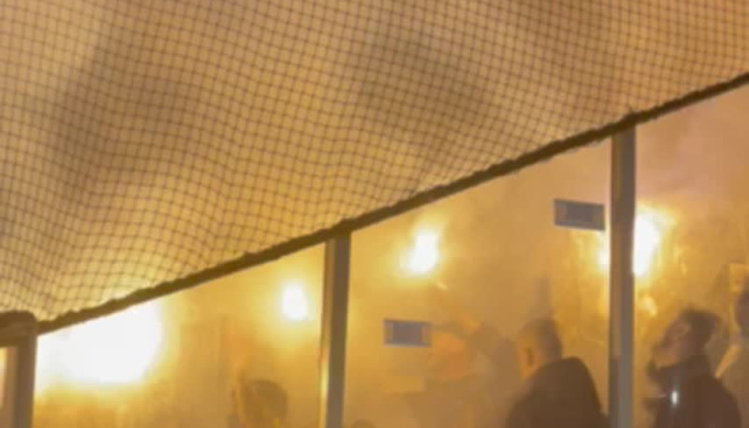 Χαμός από τους οπαδούς της Μακάμπι στο Καραϊσκάκης! Καπνογόνα και συνθήματα πριν το ματς (vid)