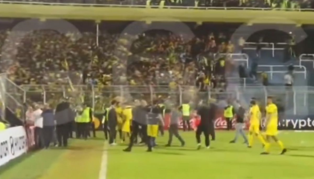 Απίστευτο περιστατικό σε αγώνα του Copa Libertadores - Παίκτης δέχθηκε πέτρα στο πρόσωπο (ΒΙΝΤΕΟ)